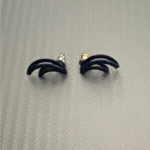 5/$10 Pair of earrings black design